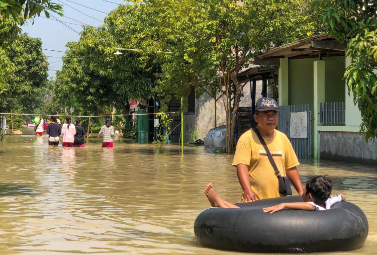 Sahur Perdana Warga Menganti Gresik Dikepung Banjir, Tanggul Jebol Diduga Jadi Pemicu