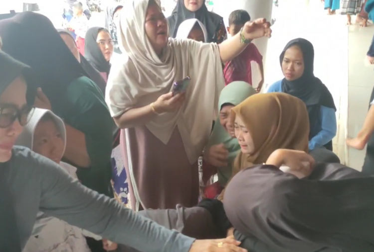 17 Hari Tanpa Kepastian, Jenazah Surakman ABK Kapal 5 Jurnalis Akhirnya Tiba di Rumah Duka