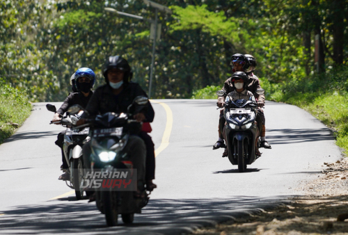 Pemudik dengan menggunakan sepeda motor melintas di alas Cepu, Jawa Tengah Kamis (5/5) menuju arah Jawa Timur. Kementerian Perhubungan memperkirakan puncak arus balik Lebaran 2022 akan terjadi pada 6-8 Mei 2022. Foto: Julian Romadhon