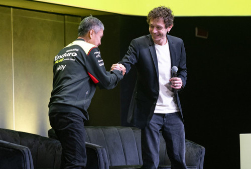 Presiden Direktur PT Pertamina Lubricants bersalaman dengan Valentino Rossi sebelum acara dimulai ke atas panggung