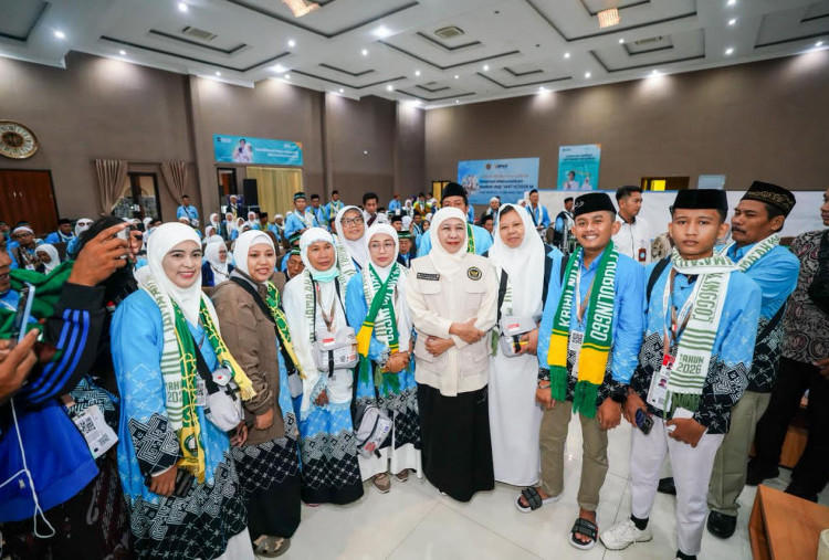 Khofifah Lepas 380 Jamaah Haji Kloter Pertama asal Probolinggo dari Surabaya