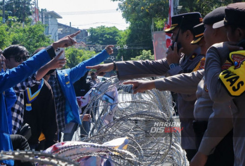 Sejumlah mahasiswa melakukan aksi demo di depan Kantor Pemerintah Kota Surabaya, Jawa Timur, Kamis, 31 Agustus 2023. Demo mahasiswa yang tergabung dalam organisasi Pergerakan Mahasiswa Islam Indonesia (PMII) Surabaya menuntut pertanggung jawaban kepada walikota Surabaya, Eri Cahyadi atas darurat sampah kota Surabaya. Massa yang berjumlah puluhan Mahasiswa itu bersikeras untuk memasuki gedung Balaikota Surabaya hingga terjadi adu mulut dan saling dorong dengan aparat kepolisian. Akibatnya 6 mahasiswa diamakan oleh aparat kepolisian untuk dilakukan mediasi. (Moch Sahirol/Harian Disway)