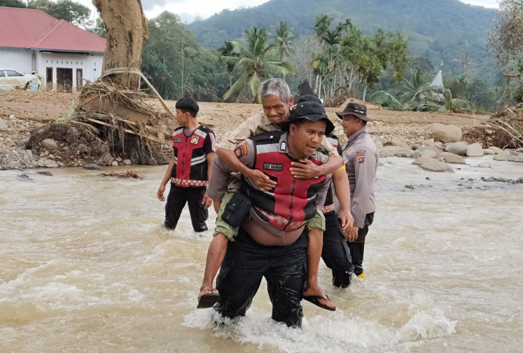 Jembatan Darurat Putus Diterjang Banjir Susulan, Polisi Bopong Warga Korban Galodo di Agam