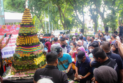 Kue Lapis 1,6 Meter Tandai HUT ke-16 Mercure Surabaya Grand Mirama