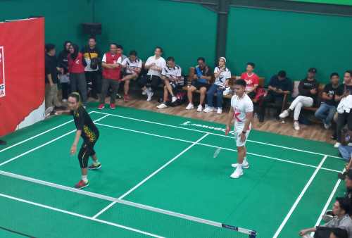 Meriah, Kaesang Main Bareng Legenda Badminton Harianto Arbi melawan Pasangan Agrippina Prima - Raja Juli Antoni