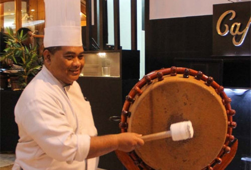 Menapak Tilas Kuliner 8 Kampung Kaum Beriman dalam ”Kampung Kauman Iftar Buffet” di Surabaya Suites Hotel  