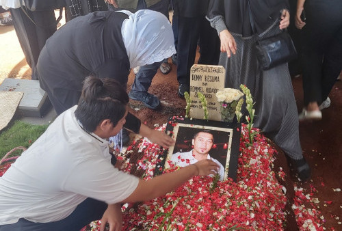 Pemakaman Donny Kesuma di TPU Tanah Kusir Diiringi Isak Tangis Keluarga