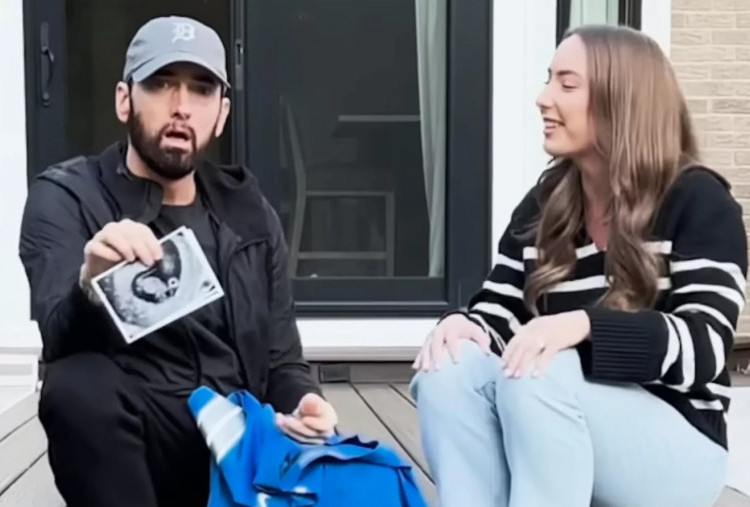 Eminem Kenang Momen Mencekam saat Ia dan Putrinya Dikerubungi Fans
