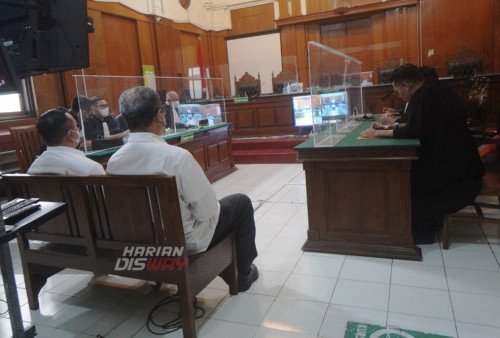 Suasana sidang Vonis dua Panpel Arema FC di Ruang Cakra Pengadilan Negeri (PN) Surabaya, Jawa Timur, Kamis (9/3/2023). Dalam sidang Vonis dua Panpel Arema FC tersebut, Majelis hakim menjatuhkan hukuman penjara satu tahun kepada terdakwa Suko Sutrisno dan satu tahun enam bulan kepada Abdul Haris. (foto: Julian Romadhon)