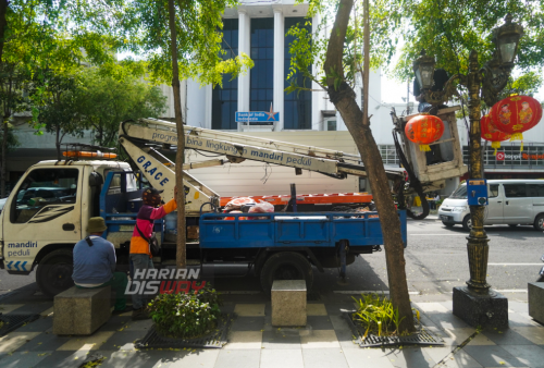 
Sebagai kota toleransi, Pemasangan ornamen Pecinan itu dilakukan oleh Pemerintah Kota (pemkot) Surabaya melalui Dinas Lingkungan Hidup (DLH) Kota Surabaya seperti saat momen Natal dan Rahun Baru sebelumnya.