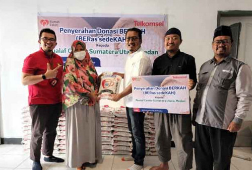 Telkomsel Serahkan Donasi Beras Sedekah untuk Dhuafa & Lansia