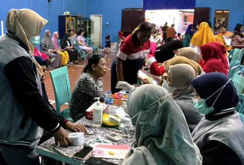Mahasiswa UM Surabaya Ajak Warga Berbisnis Teh dan Jaga Kesehatan