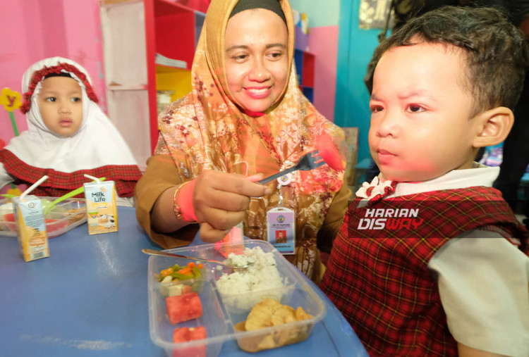 Meski mayoritas paket MBG yang diberikan kepada siswa habis, Eri mengaku ada beberapa di antara siswa yang masih menyisakan makanan. Ia tak mempersoalkan,karena setiap anak memiliki porsi makan yang berbeda. Ayo kita dukung, kita support. Karena ini buat anak-anak kita agar memiliki gizi yang kuat, kalori yang tinggi, sehingga siap menjadi generasi emas,