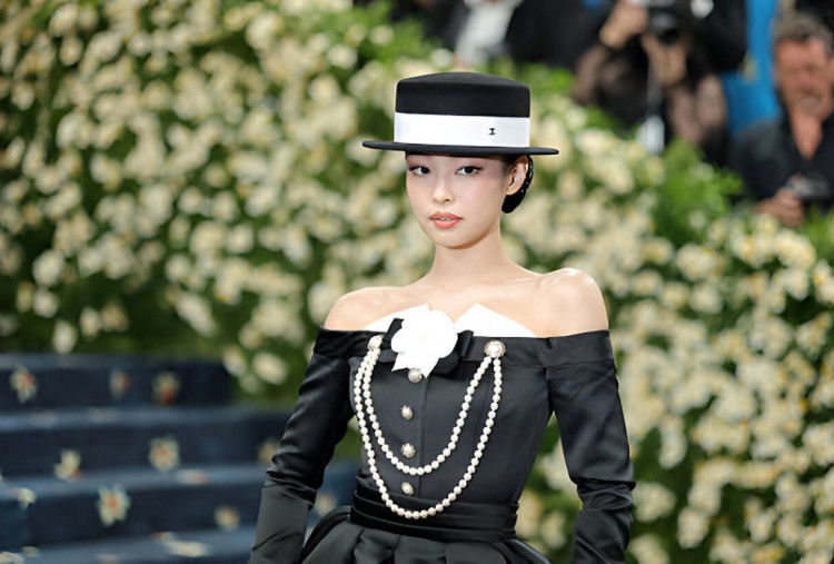 Met Gala 2025: Jennie BLACKPINK Tampil Elegan dengan Gaun Monokrom Chanel