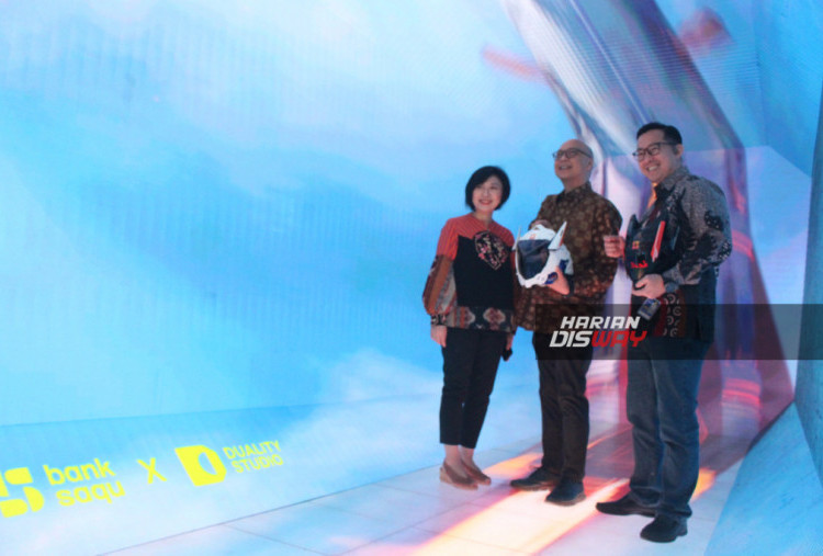 Presiden Direktur Bank Saqu Leo Koesmanto (tengah), Chief Digital Business Officer Bank Saqu Angela Lew Dermawan (kiri) dan Hendrik Komandangi Direktur Bisnis Bank Saqu (kanan) meresmikan booth Bank Saqu di GAIKINDO Indonesia International Auto Show (GIIAS) 2025 pada Kamis, 24/7/2025 di ICE BSD City, Tangerang. Booth Bank Saqu dirancang menyerupai wahana luar angkasa, menggambarkan peran Bank Saqu sebagai kendaraan menuju masa depan finansial yang lebih cerah. Hadir dengan fitur unggulan seperti Busposito dalam bentuk game interaktif futuristik, Bank Saqu menyuguhkan pengalaman unik yang menggabungkan edukasi keuangan dan hiburan secara kreatif.