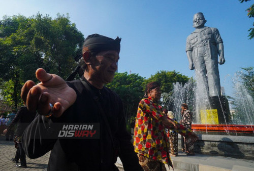 Sejumlah warga Surabaya penggiat Pecinta Budaya Nusantara (PBN) melakukan aksi simpatik dengan menggunakan baju adat tradisional di jalan Gubernur Suryo, Gedung Negara Grahadi Surabaya, Jawa Timur, Sabtu 30 Juli 2022. Dalam aksi yang diikuti sejumlah komunitas tersebut mengajak masyarakat untuk melestarikan busana tradisional.
