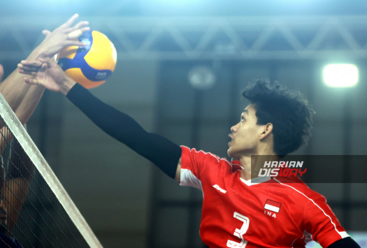 pevoli putra Timnas Indonesia Boy Arnez melakukan smes ke arah lapangan Timnas Thailand pada SEA Volley League 2025 di Jakarta International Velodrome, Rawamangun, Jakarta, Minggu (20/7/2025).Timnas voli putra Indonesia menang atas Thailand dengan skor 3-2 (27-29, 25-15, 25-23, 22-25, 15-13) sekaligus mengunci gelar juara setelah menyapu bersih seluruh kemenangan dan memimpin klasemen.