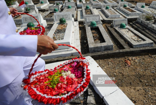 Sejumlah prajurit Tentara Nasional Indonesia (TNI) melakukan penghormatan saat ziarah di Taman Makam Pahlawan (TMP) Sepuluh Nopember, Surabaya, Jawa Timur, Rabu, 4 Oktober 2023. Kegiatan ini merupakan bentuk penghormatan para prajurit TNI kepada para pahlawan yang gugur saat mempertahankan kemerdekaan Republik Indonesia (RI) dan memperingati  Hari Ulang Tahun (HUT) ke-78 TNI. Sebagian besar pahlawan berjuang saat era kemerdekaan, dan saat ini diharapkan para prajurit TNI berjuang mengisi kemerdekaan dengan dharma bakti di bidang masing-masing.  (Julian Romadhon/Harian Disway)