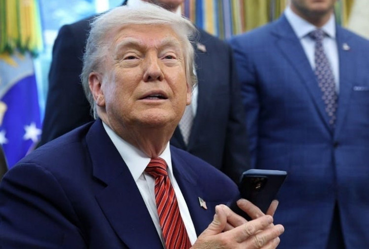 Trump Ancam Tarif 25 Persen untuk Semua Smartphone yang Diproduksi di Luar AS