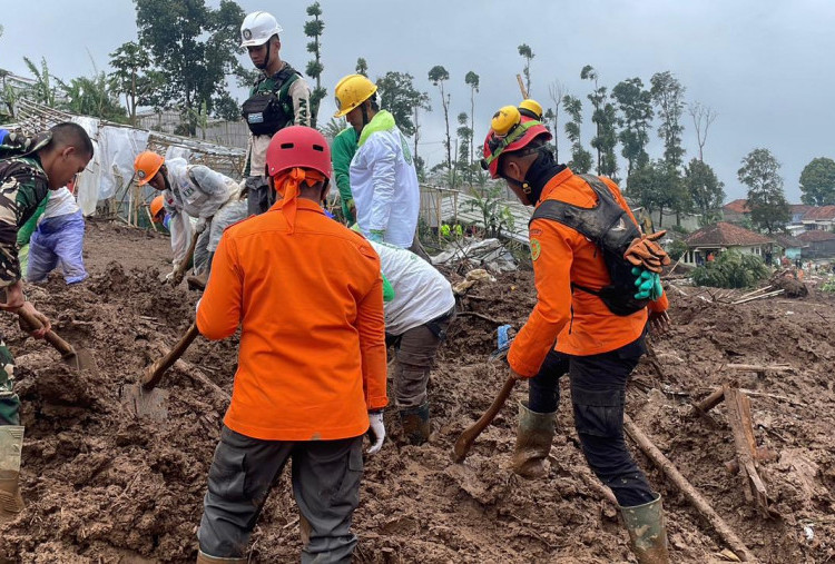 Tim SAR Gabungan Lanjutkan Pencarian 20 Korban Longsor Pasirlangu Cisarua