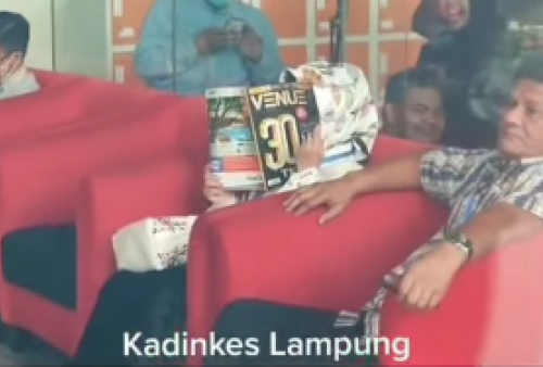 Viral! Aksi Kadinkes Lampung Tutupi Wajah Pakai Majalah di KPK, Kepergok Sempat Mengintip