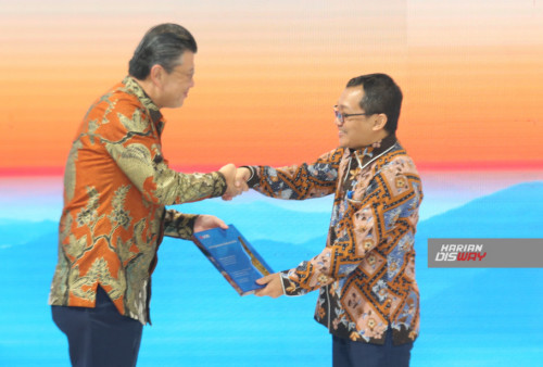 President Director UOB Indonesia Hendra Gunawan (kiri) menyerahkan token appreciation kepada Deputi Bidang Koordinasi Ekonomi Makro dan Keuangan Kementerian Koordinator Bidang Ekonomi RI Ferry Irawan.