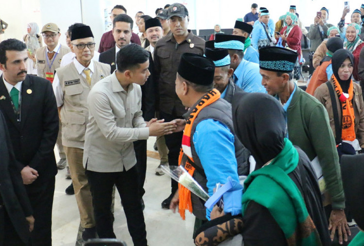 Pastikan Kelancaran Jemaah Haji, Wapres Tinjau Layanan Fast Track di Bandara Juanda Surabaya