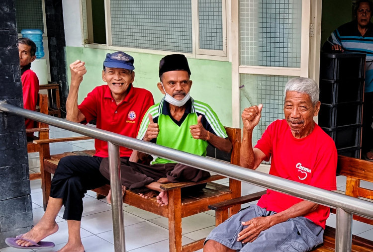 Upacara Kemerdekaan Indonesia di Griya Wredha Surabaya, Lansia Kompak Pekikkan Merdeka!
