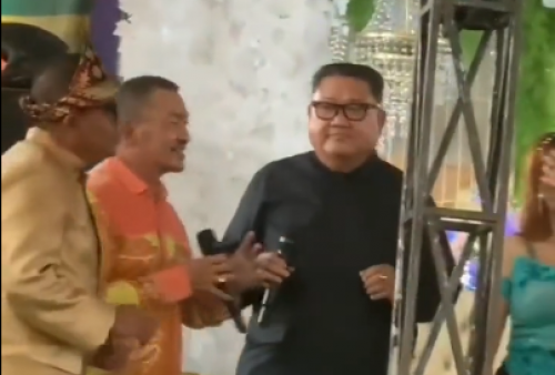 Viral Pria Mirip Kim Jong Un Asyik Nyanyi Dangdut dengan Biduan