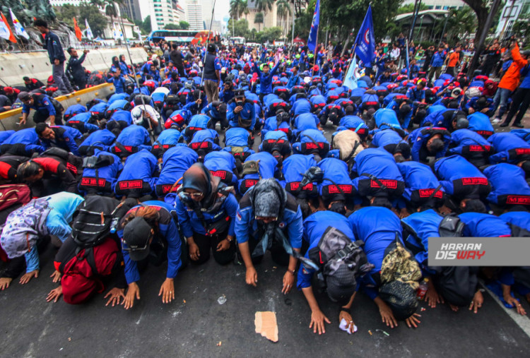 massa buruh yang menggelar unjuk rasa di Bundaran Patung Kuda, Jakarta Pusat bersuka ria dengan putusan tersebut usai menyaksikan sidang yang sedang digelar di Gedung MK.