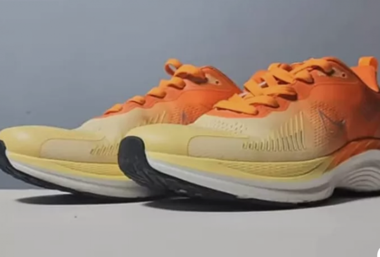 Budget Terbatas? Ini Daftar Sepatu Lari & Jogging Carbon Plate di Bawah Rp1 Juta