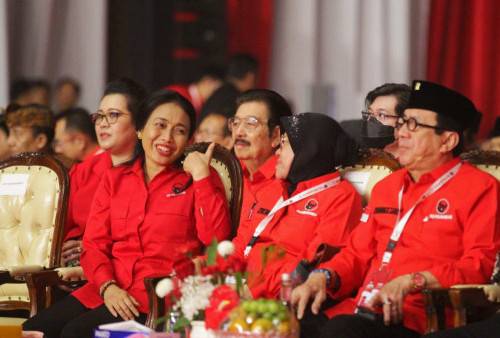 Sejumlah menteri dari Kabinet Indonesia Maju  menghadiri Rapat Kerja Nasional (Rakernas) IV PDI Perjuangan yang dilaksanakan di JIExpo, Kemayoran, Jakarta, Jumat (29/9). 
Menteri Hukum dan HAM Yasonna Laoly dan  Menteri Pemberdayaan Perempuan dan Perlindungan Anak (PPPA) Bintang Puspayoga.  (Raka Denny/Harian Disway)