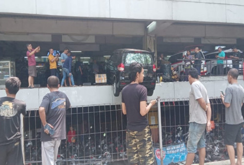 Salah Injak Rem, Mobil Tabrak Pembatas Parkiran BTC