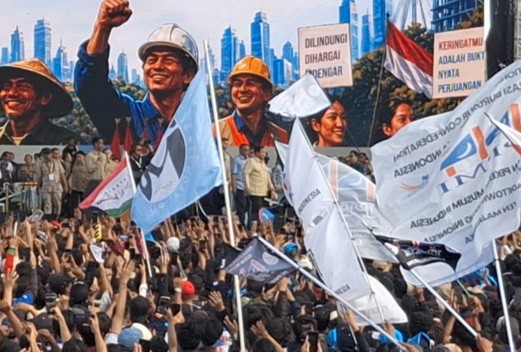 Tiba di Monas Rayakan May Day 2026 , Prabowo Sapa dan Lempar Topi ke Buruh