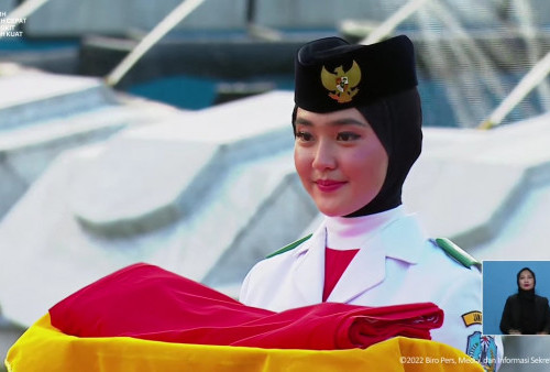Profil Ayumi Putri Sasaki, Paskibraka Nasional Pembawa Baki Upacara Penurunan Bendera di Istana Negara