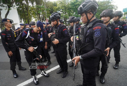 Personil Brimob melakukan pengecekan senjata saat Apel pasukan pengamanan Hari Buruh (May Day) di Jalan Pahlawan, Surabaya, Jawa Timur, Senin (1/5/2023). Dalam aksi demo buruh tersebut kepolisian mengerahkan sebanyak 3.453 personel gabungan dari TNI, Polri dan jajaran untuk mengamankan jalannya aksi demo memperingati Hari Buruh di Surabaya. (foto: Julian Romadhon)
