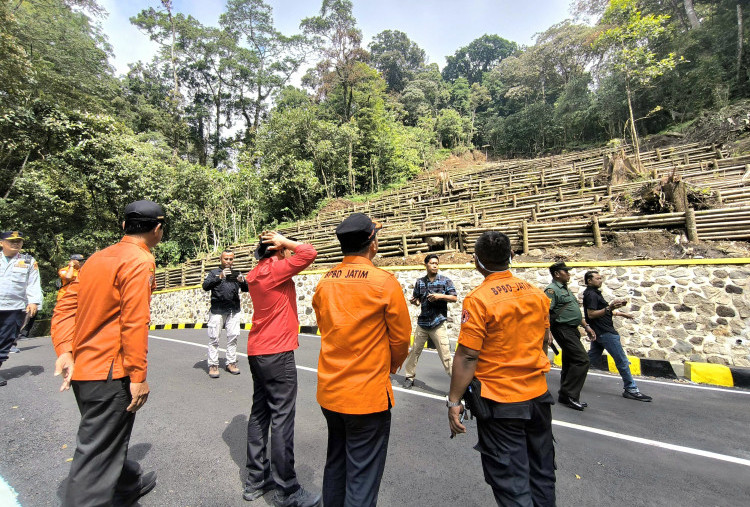 Jalur Pacet-Cangar Dibuka 24 Jam Pasca-Longsor, Gubernur Khofifah Pastikan Aman!