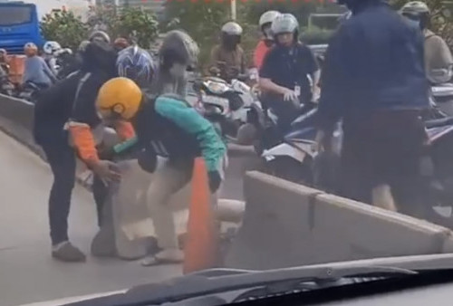 Viral Pemotor Bongkar Separator Jalur Transjakarta di Slipi Jakarta Barat, Ini Kata Polisi
