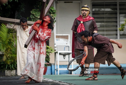 Jumat Agung Khusyuk di Surabaya, Umat Gelar Teatrikal Kenang Kisah Sengsara