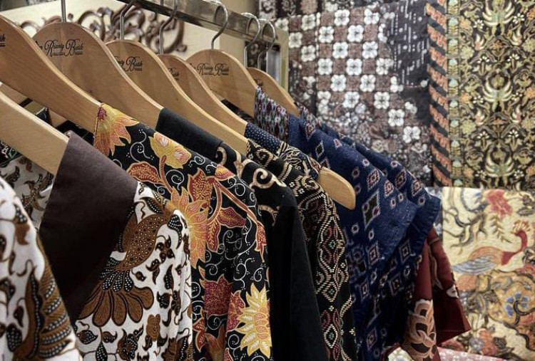 Menghidupkan Kembali Tradisi Lokal: Tren Kain Tenun dan Batik dalam Fashion Modern.