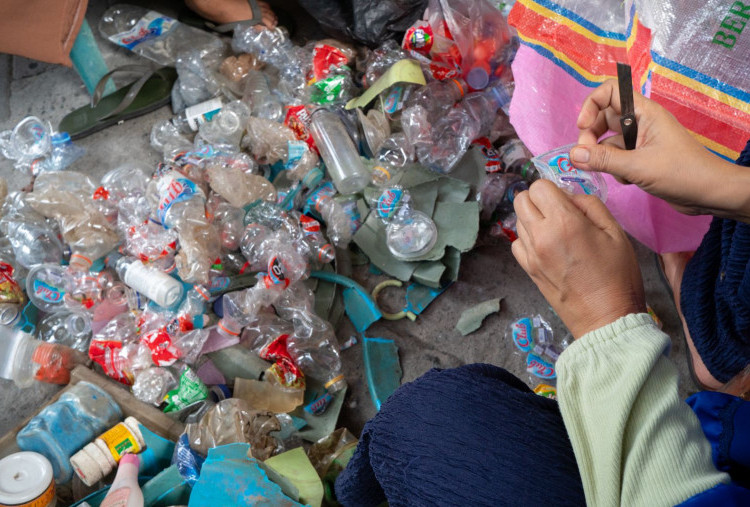 Surabaya Rumah Kita (1): Dikepung Sampah Plastik 400 Ton Per Hari, Produsen Harus Ikut Bertanggung Jawab