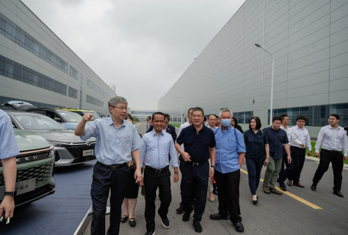 Menteri Investasi BKPM Bahlil Lahadalia Kunjungi Pabrik Chery di Tiongkok