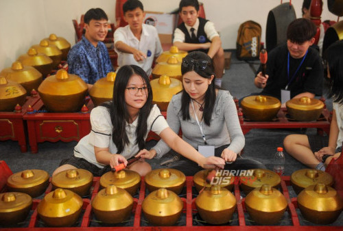 Sejumlah mahasiswa dan dosen asing menabuh gamelan saat mengikuti Pengenalan Kebudayaan Indonesia yang  di SMP Nation Star Academy Surabaya, Jawa Timur, Selasa, 30, Januari 2024. 

Sebanyak 33 mahasiswa dan dosen asing dari Thailand, China, Vietnam, Filipina, Malaysia, Taiwan, Korea Selatan, dan Myanmar mengikuti Program yang adakan oleh ITS bekerjasama dengan SMP Nation Star Academy di Direktorat Kemitraan Global (DKG) dalam Program Internasional Jangka yaitu Community and Technological Camp (CommTACH) untuk mengenal kebudayaan Indonesia seperti karawitan, Angklung dan Kulintang. (Julian Romadhon/Harian Disway)