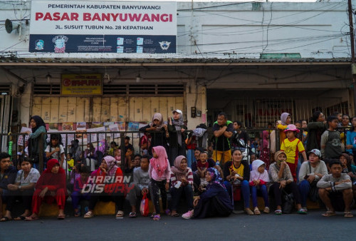 Warga memadai jalanan alun-alun Banyuwangi ketika berlangsungnya Banyuwangi Ethno Carnival (BEC) 2022 di Banyuwangi, Jawa Timur, Sabtu (10/12/2022).

Pagelaran Banyuwangi Ethno Carnival 2022 di tahun ini mengusung tema 