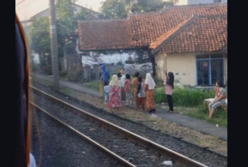 KRL di Stasiun Cilebut Arah Manggarai Tertemper Sepeda Motor 