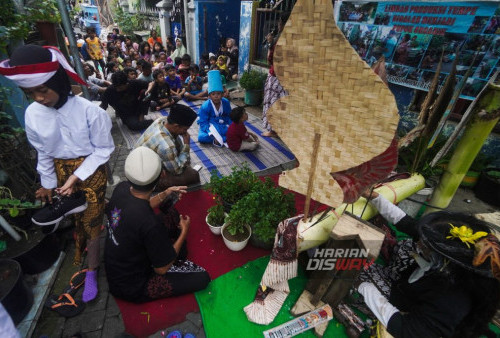 Dalang wayang Ki Ompong Soedarsono asal Temanggung mementaskan wayang Blang-bleng di tengah perkampungan padat penduduk, Dolly, Surabaya, Jawa Timur, Minggu, 7 Januari 2024.

Pentas wayang Blang-bleng di perkampungan yang digagas oleh Kampoeng Dolanan Surabaya ini mengusung lakon Mantra Betari dengan tema Ngancani Ndoro Bocah yang bertujuan untuk edukasi tentang wayang dengan pendekatan kontenporer. (Julian Romadhon/Harian Disway)
