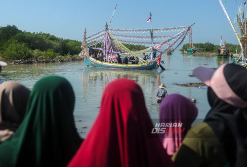 Pagi itu, Pantai Padelegan, Pamekasan diselimuti suasana meriah. Berbagai perahu nelayan yang dihias dengan janur, bendera, dan kain berwarna-warni, berbaris rapi di tepi pantai, siap mengarungi lautan untuk melarung sesaji. Sesaji yang terdiri dari berbagai hasil bumi dan hewan ternak ini diarak menuju tengah laut sebagai simbol rasa syukur dan permohonan keselamatan bagi para nelayan dalam mengarungi samudera. Ritual petik laut ini diawali dengan doa bersama yang dipimpin oleh sesepuh desa. 