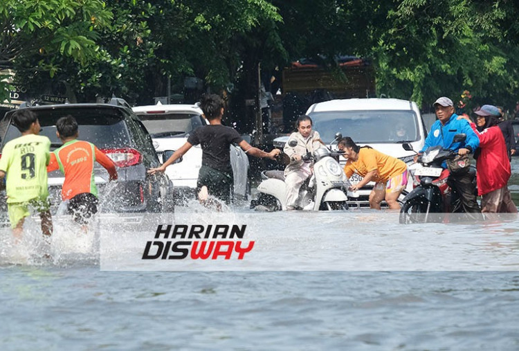 Gunung Anyar Masih Terendam Banjir, Camat: Saluran Perbatasan Meluap