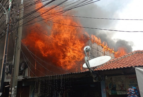 Diduga Kebocoran Gas, Tiga Rumah di Matraman Hangus Terbakar 