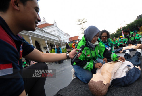 Kegiatan tersebut digelar Badan Penanggulangan Bencana Daerah (BPBD) Provinsi Jawa Timur dan diikuti sejumlah pengemudi ojek online dan seniman dari Teater Api Indonesia tersebut untuk memberikan pengetahuan tentang cara memberikan pertolongan pertama kepada korban dalam kondisi gawat darurat. 


